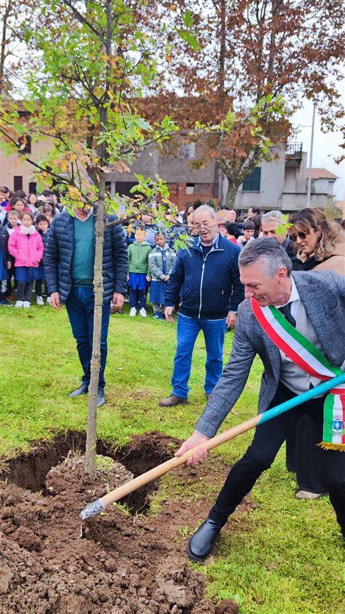 Grande partecipazione alla Giornata dell’Albero: piantate tre querce nel parco comunale
